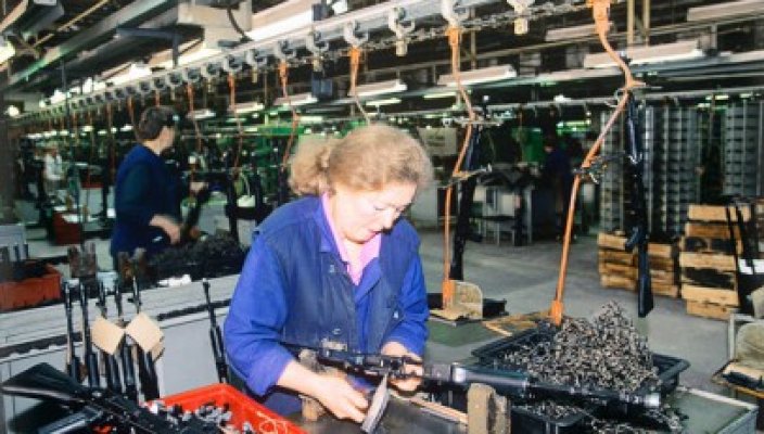 Rusia vinde aproape jumătate din compania care produce Kalaşnikov, pentru 75 milioane de dolari